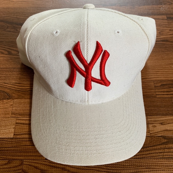 red and white yankees hat